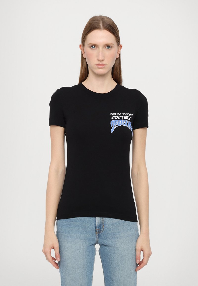T-shirt nera aderente in cotone, con maniche corte e un logo grafico blu e bianco sul lato sinistro del petto.