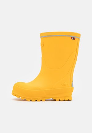 Heller, gelber wasserdichter Gummistiefel mit strukturierter Sohle und reflektierendem Streifen nahe dem oberen Rand, entworfen für den Außeneinsatz oder bei Regen.