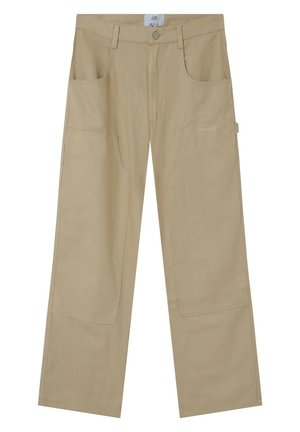 Pantaloni cargo beige con una vestibilità rilassata, caratterizzati da più tasche e dettagli cuciti. Il materiale sembra resistente e ha una texture liscia.