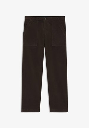 Pantalon marron foncé à jambes droites avec poches plaquées à l'avant, fermeture par boutons et détails en couture latérale, présenté sur un fond blanc.