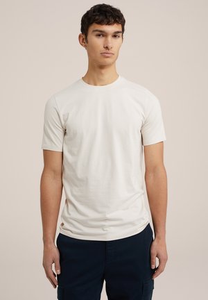 Tricou scurt de culoare bej deschis, confecționat din bumbac moale, cu guler rotund și un design ajustat. Purtați-l cu pantaloni de culoare bleumarin închis.