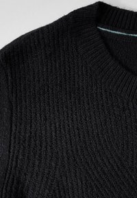 Schwarzer Strickpullover mit gerippter Textur und Rundhalsausschnitt. Verfügt über einen kontrastierenden hellblauen Akzent am Hals.