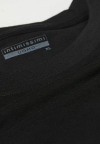 Schwarzes Baumwoll-T-Shirt mit geripptem Ausschnitt, das das Etikett 'Intimissimi' zeigt, Größe XL, mit glatter Textur und sauberen Nähten.