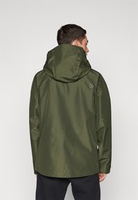 Olivgrüne wasserdichte Jacke mit Kapuze, featuring eine glatte Textur und dezente Markenanreicherung auf der Schulter. Einfaches, praktisches Design.