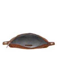 Brązowa skórzana torebka z teksturą, z otwartym srebrnym zamkiem, ukazująca szare i białe paski jako podszewkę wnętrza.