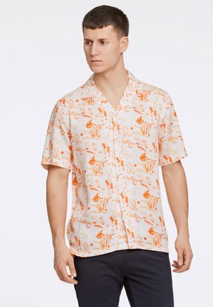 Camisa de manga corta en tejido ligero con un patrón floral naranja sobre un fondo claro; con cuello, cierre de botón y corte relajado.