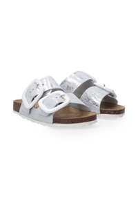 Sølvmetallic slide sandaler har to brede stropper med hvide rektangulære spænder, kork- og gummisål samt en struktureret finish.