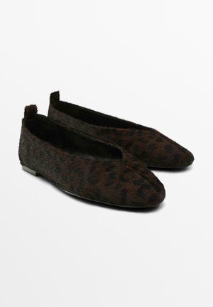 Ballerines en imprimé léopard marron, fabriquées en matériau doux semblable à de la fourrure. Elles présentent un bout arrondi et un petit talon discret avec une languette à l'arrière.