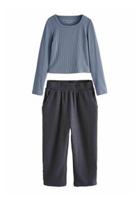Zweiteiliges Lounge-Set bestehend aus einem hellblauen, gerippten Langarmshirt und dunkelblauen, gerippten Hosen mit seitlichen Taschen und elastischem Bund.