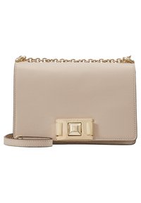 Borsa a tracolla in pelle beige con una tracolla in catena dorata, dotata di una chiusura con borchie dorate. Texture liscia con una forma strutturata.