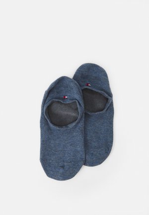 Chaussettes en coton bleu invisibles, présentant une texture douce et une forme arrondie. Inclut un petit accent de logo rouge, blanc et bleu.