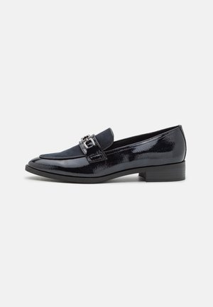 Mocassins en cuir verni noir avec un panneau en daim et un détail de boucle décoratif. Talon bas et carré avec une texture lisse et un bout arrondi.