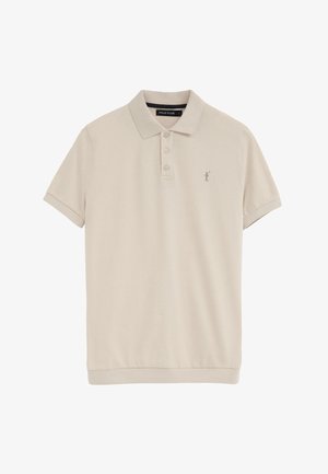 Polo beige de manga corta con cuello, tres botones y pequeño logo de jugador de polo en el pecho izquierdo.