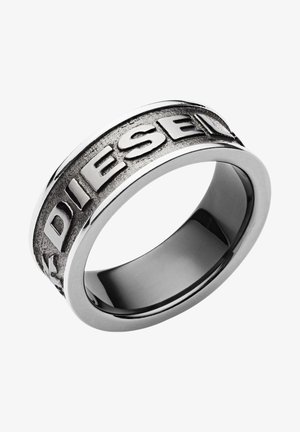 Sormus, jossa on leveä nauha, jossa on matta musta tekstuurillinen keskiosa ja kiiltävät hopeiset reunat. Keskellä on rohkeasti kaiverrettu sana "DIESEL".