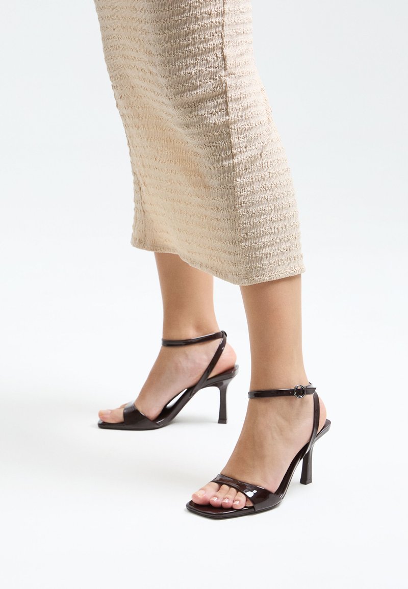 Bershka - WITH ANKLE STRAP - Sandali con tacco - brown, Ingrandire