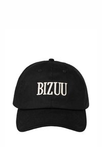 Zwarte baseballpet van katoen, met het geborduurde "BIZUU"-logo in het wit. Gebogen klep en verstelbare band aan de achterkant.