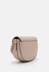 Lichtbeige leren crossbodytas met een afgeronde vorm, een bovenklep met sluiting en een goudkleurige kettingdetail aan het hengsel. Gladde textuur.