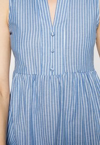 ONLY Tall ONLANNA BUTTON DRESS BELOW KNEE  - Vestido camiseiro - cloud dancer/light denim blue