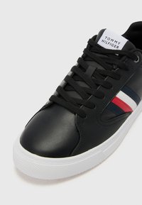 Tommy Hilfiger ICON COURT czarny