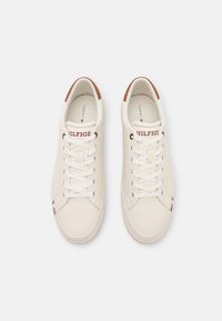 Tommy Hilfiger MODERN - Matalavartiset tennarit - ivory