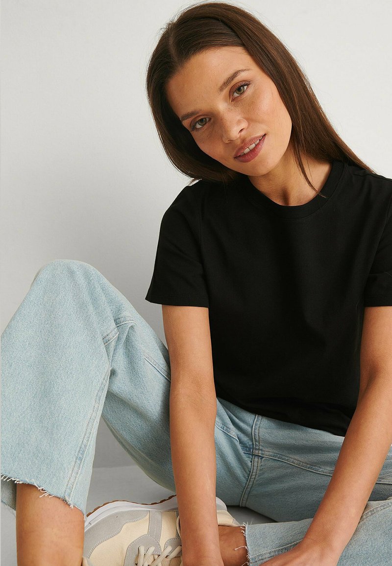 Damen T-Shirts | NA-KD RUNDEM AUSSCHNITT T-Shirt basic black/schwarz - FK41290 Damen T-Shirts | NA-KD RUNDEM AUSSCHNITT T-Shirt basic black/schwarz - FK41290