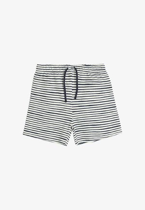 Witte shorts met dunne zwarte horizontale strepen en een zwarte trekkoord in de elastische tailleband op een witte achtergrond.