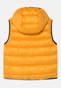 Vadderad gul väst med huva, med quiltad textur, ärmlös design och svart kantlist längs kanterna och ärmhålen.