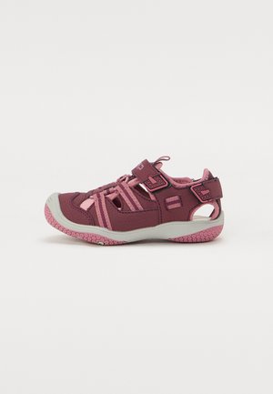 Calçado aquático infantil em rosa escuro e rosa claro. Possui tiras, lados abertos e uma sola de borracha texturizada para melhor aderência.