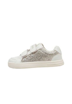 Zapatilla blanca con panel lateral de purpurina plateada y dos correas blancas de velcro sobre un fondo blanco liso.