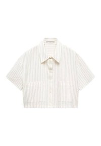 Chemise courte à manches courtes recadrée en tissu blanc avec de fines rayures verticales vertes et rouges. Dispose d'un col pointu et de deux poches avant.