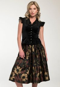 Zwarte fluwelen top met korte gerimpelde mouwen en knoopdetails; gecombineerd met een knielange rok met een bloemmotief in goud en bordeauxrood.