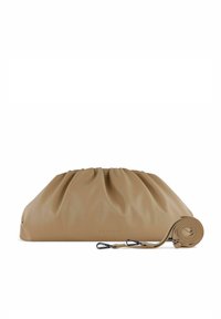 Bolso de poliuretano suave en color beige con diseño recogido. Incluye una correa enrollada con clips metálicos. Textura suave, estilo minimalista.