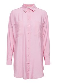 Helles rosa Langarmshirt mit kragenförmigem Ausschnitt, zwei vorderen Taschen und Knopfverschluss. Der Stoff wirkt glatt und leicht glänzend.