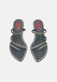 Denim augstpapēžu sandales ar norādītu pirkstu, ar sudraba rhinestone akcentiem un krustenisku siksniņu. Sarkans logos uz iekšējās zolītes.