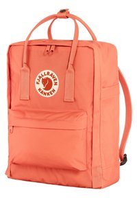 Sac à dos Kanken de couleur corail, fabriqué en tissu résistant, avec une poche avant, des poignées supérieures, une sangle ajustable et un patch logo.