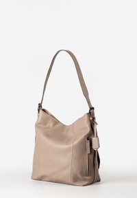 Zachte beige leren handtas met een slouchy silhouet, enkele verstelbare schouderriem en een ritszakdetail aan de zijkant. Geverfde afwerking.