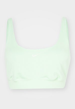 Soutien-gorge de sport vert clair avec un décolleté carré, des bretelles épaisses et un petit logo blanc à l'avant. Tissu doux et lisse.