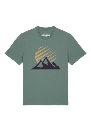 Grünes kurzärmeliges T-Shirt mit einer Grafik von drei dunklen Berggipfeln vor einer stilisierten orangefarbenen Sonne mit diagonalen Streifen.