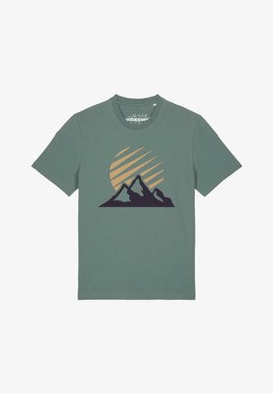 Grünes kurzärmeliges T-Shirt mit einer Grafik von drei dunklen Berggipfeln vor einer stilisierten orangefarbenen Sonne mit diagonalen Streifen.