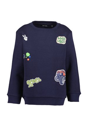 Dunkelblauer Kinder-Sweatshirt mit Aufnähern, darunter ein Peace-Handzeichen, der Schriftzug „Good Vibes“, bunte Spritzer, der Schriftzug „Rebel“ und ein Monstertruck.
