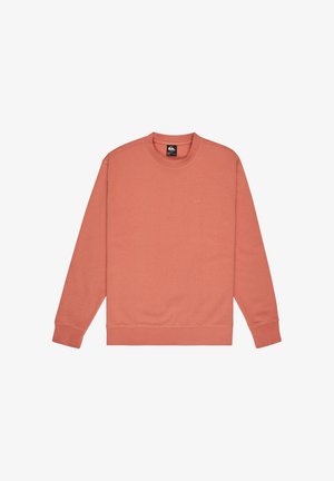 Coralfarvet sweatshirt med rund hals, lange ærmer, ribstrikkede manchetter og kant. Har et lille logo på brystet. Blød stofstruktur.