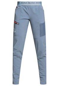Pantalon de sport bleu clair avec taille élastique portant l'inscription "SALEWA", équipé de poches zippées et poches plaquées, conçu pour les activités de plein air.