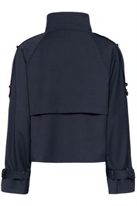 Marineblå kort jakke med høy krage, skulderklaffer, bakre yoke-lapp og justerbare mansjetter med stropper og spenner.