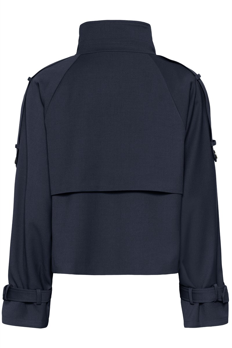 Veste courte bleu marine avec col montant, épaulettes, rabat sur le milieu du dos, et poignets ajustables avec sangles et boucles.