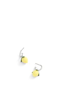 Boucles d'oreilles en forme de citron jaune avec des accents de feuilles vertes, montées sur des crochets en argent, avec une surface texturée pour le détail.