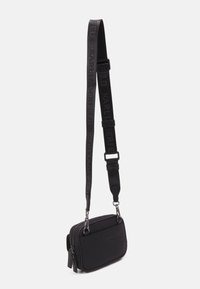 Piccola borsa a tracolla nera con doppie tasche con zip e tracolla regolabile, caratterizzata da dettagli del nome del brand in rilievo.