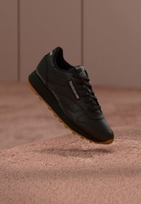 Unselected, core black/pure grey 5