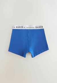 Plave bokserice s bijelim gumicom na struku na kojoj je u crnom ispisano "BAKER by TED BAKER". Glatka tekstura i prilagođen dizajn.