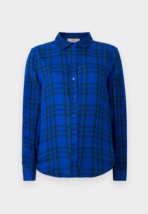 Camisa de cuadros azul de botones con mangas largas y cuello. El patrón presenta líneas negras y verdes, realizada en una tela suave.