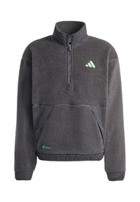 Grå fleecepullover med lynlås i halsen, frontlommer og en grøn logo detalje. Den har ribbede manchetter og et tekstureret stof.